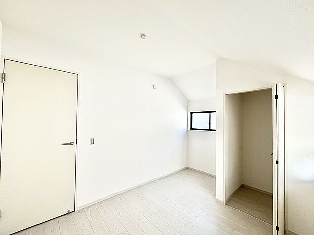 〜Bed Room〜 子供部屋はお子様にとって大変重な役割があります。子供一人で過ごす空間を与えることで、宿題や勉強時間も自然と増えまた自ら部屋の片付けや掃除なども促すことに繋がります。