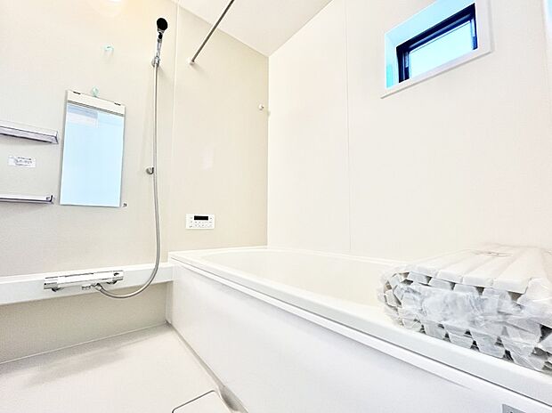 〜Bath Room〜 落ち着いた雰囲気の浴室で明日に向けてリフレッシュ。浴室乾燥機能も付いているので隣の洗濯機置き場で洗い上がった洗濯物を、雨の日も天気を気にせず乾燥させることも可能です。