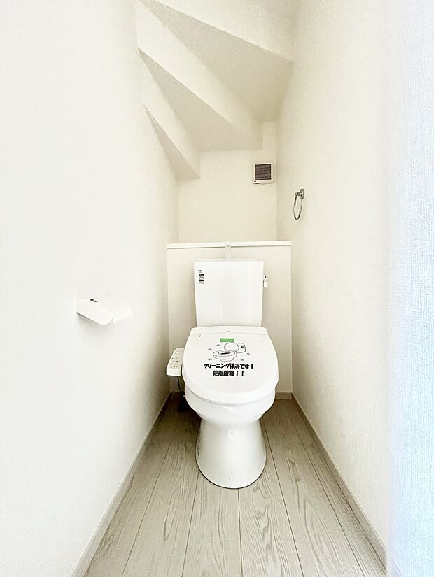 〜Toilet〜 綺麗・スッキリ・快適なウォシュレット付トイレでくつろげる空間です。トイレは毎日使わざるを得ないもの。いつも清潔を保ちたいですね。トイレが2ヶ所あるので朝の混雑時に便利です!