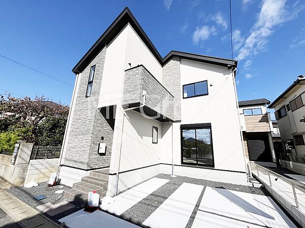 〜Exterior〜　堂々たる趣ながら、主張し過ぎずどこか余裕を感じさせるシャープなフォルムで佇む邸宅は、晴天の空と照らし合わせる事で、本来あるべき完成形の姿を見せてくれます。