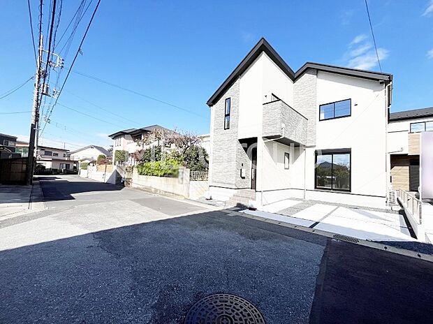 〜Exterior〜　前面道路：南西 5.97m 公道　前面道路は閑静な住宅地をはしる車通りの少ない道路。駐車の出し入れもらくらくです！ご不明点・現地見学のご希望は、お気軽にお問い合わせください！