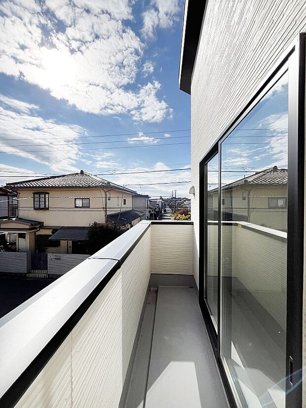 〜Balcony〜 バルコニーは温かい陽がさしこみ、お布団や洗濯物を気持ちよく干すことができます。 使いやすく開放的なバルコニーです♪陽ざしがたっぷり降り注ぐ、バルコニー付き住まい。
