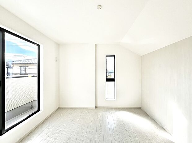 〜Bed Room〜 「今日も一日お疲れ様」とご夫婦でゆったりくつろげる寝室。 毎日の家事やお仕事に疲れた日はフカフカのベットで癒されてください。テレビや本棚をおいても快適な広さが自慢♪