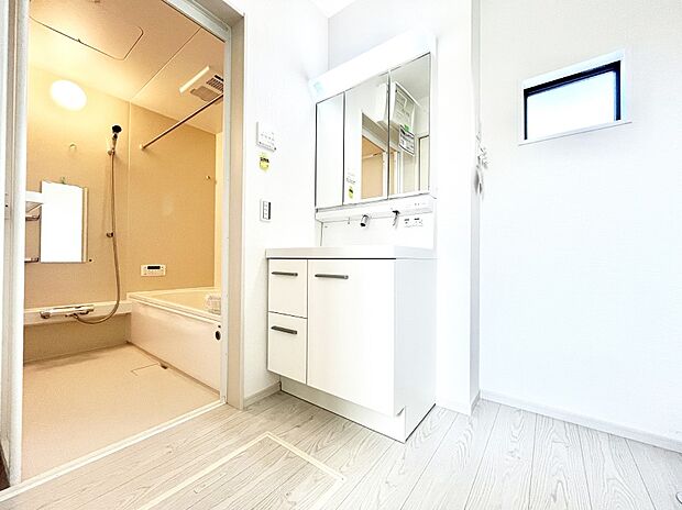 〜Dressing Room〜　暗くなりがちな洗面所も窓があると採光と換気が可能なので気持ちよくお使い頂けます。三面鏡タイプの洗面台は鏡裏収納で散らかりがちな洗面所もスッキリ♪