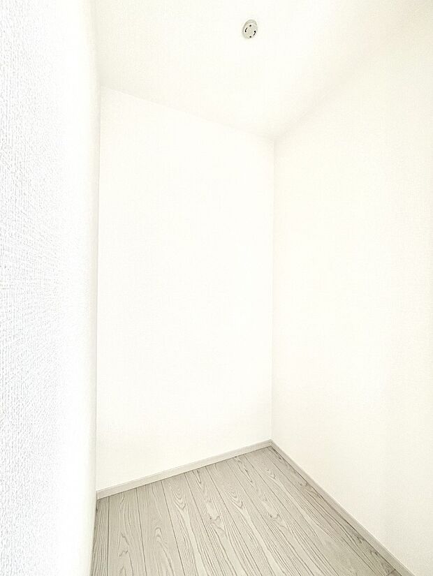 〜Walk-in Closet〜　必要なものやコーディネートを一覧して確認でき、身支度や準備が短時間で済むウォークインクローゼットを設置しました。家の中をすっきりとさせる便利な収納スペースです。