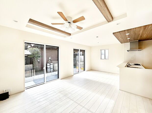 〜Living〜　飽きの来ないシンプルでおしゃれなLDK。大きな窓から日差しが差し込むので室内も明るく、家族の憩いの場としてピッタリです。開放感と日当たりの良さを是非ご覧ください！