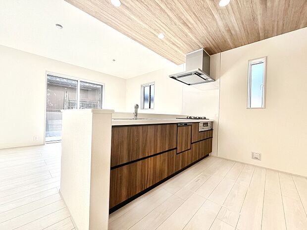 〜Kitchen〜  リビングが見渡せるカウンターキッチン。  料理をしながら家族とコミュニケーションをとれるだけでなく、大きな開放感も得ることができます。  お子様の成長も感じることができますね！