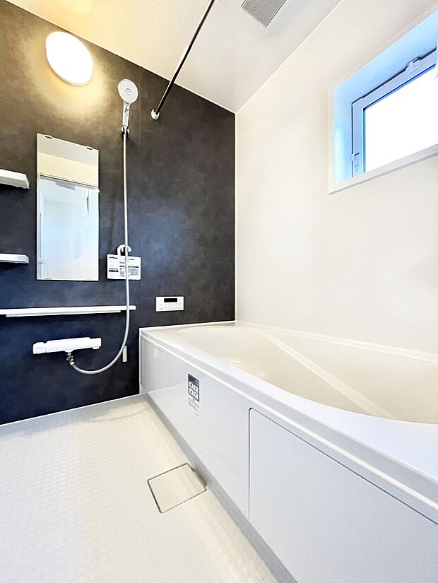 〜Bath Room〜　落ち着いた雰囲気の浴室で明日に向けてリフレッシュ。浴室乾燥機能も付いているので隣の洗濯機置き場で洗い上がった洗濯物を、雨の日も天気を気にせず乾燥させることも可能です。