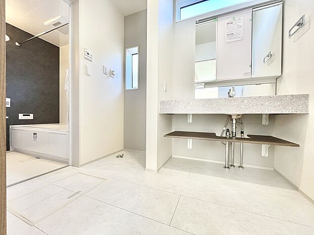 〜Dressing Room〜　暗くなりがちな洗面所も窓があると採光と換気が可能なので気持ちよくお使い頂けます。三面鏡タイプの洗面台は鏡裏収納で散らかりがちな洗面所もスッキリ♪