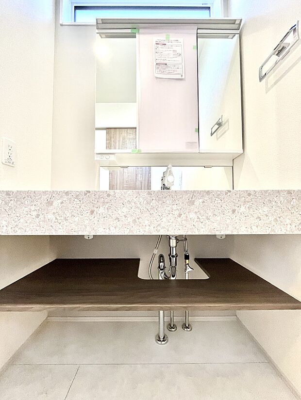 〜Dressing Room〜　十分な大きさの洗面台は収納もさる事ながら、身だしなみチェックや歯磨きなど、朝の慌ただしい時間でもホテルライクなスペースで余裕とゆとりを感じて頂けます。