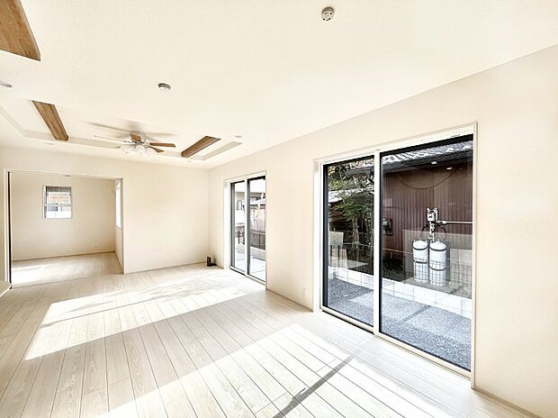 〜Living〜　豊かな陽光がこの場所を照らしだす。光溢れるこの空間はみんなの笑顔が集う場所、時を忘れ、つきることのないたわいもない会話を楽しむ時間、たくさんの思いが綴られる場所。