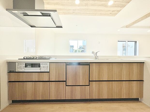 〜Kitchen〜　広くて使いやすいキッチンなら家族でいっしょに料理をつくったり、後片付けも手間なくできちゃいます♪収納もたっぷりあるので、いつもすっきりと清潔な印象を保てます。