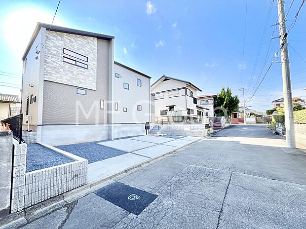 〜Exterior〜　前面道路は閑静な住宅地をはしる車通りの少ない道路。駐車の出し入れもらくらくです！ご不明点・現地見学のご希望は、お気軽にお問い合わせください！