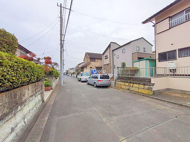 前面道路： 北西 6m 公道　 閑静な住宅地をはしる車通りの少ない道路。 駐車の出し入れもらくらくです！ご不明点・現地見学のご希望は、お気軽にお問い合わせください！ 周辺には買い物環境も充実♪