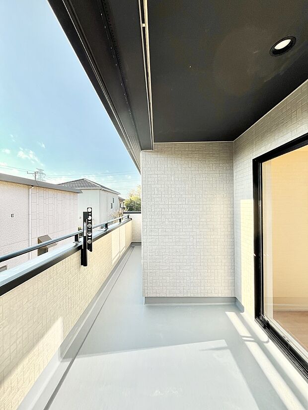 〜Balcony〜バルコニーは温かい陽がさしこみ、お布団や洗濯物を気持ちよく干すことができます。使いやすく開放的なバルコニーです♪陽ざしがたっぷり降り注ぐ、バルコニー付き住まい。  