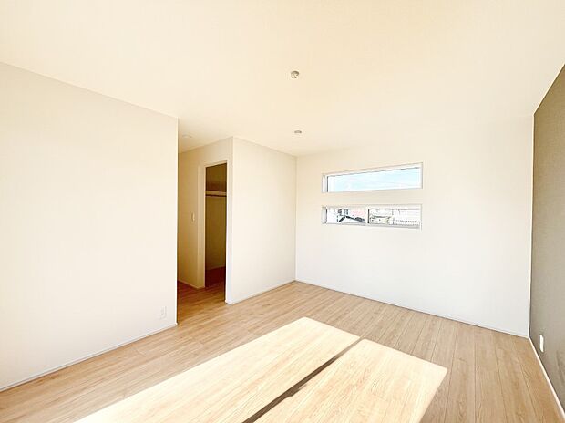 〜Bed Room〜　木の温もりがやさしいフローリングは安らぎをもたらすプライベート空間。明るめのフローリングですので、壁紙ともマッチし、お部屋を更に広く見せてくれる効果も。