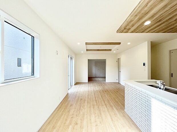 〜Living〜　家族の食事や団らんのほか、子どもを遊ばせたり、友人を招いたりするLDKは住まいの中心。長時間過ごす場所だから、その空間は住まい全体の居心地を左右します。