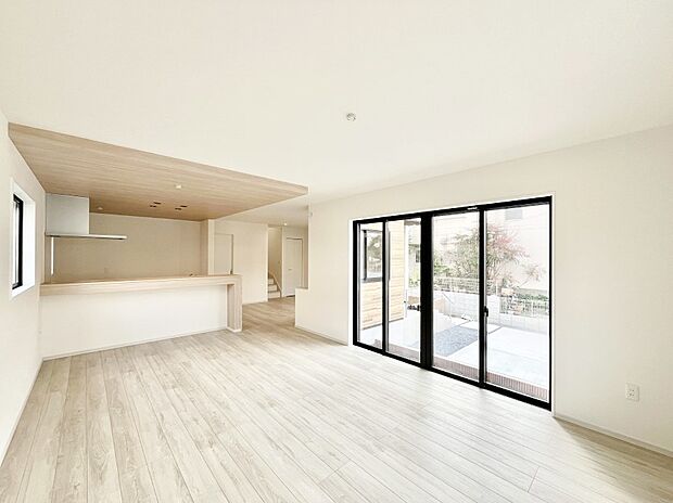 〜Living〜　飽きの来ないシンプルでおしゃれなLDK。大きな窓から日差しが差し込むので室内も明るく、家族の憩いの場としてピッタリです。開放感と日当たりの良さを是非ご覧ください！