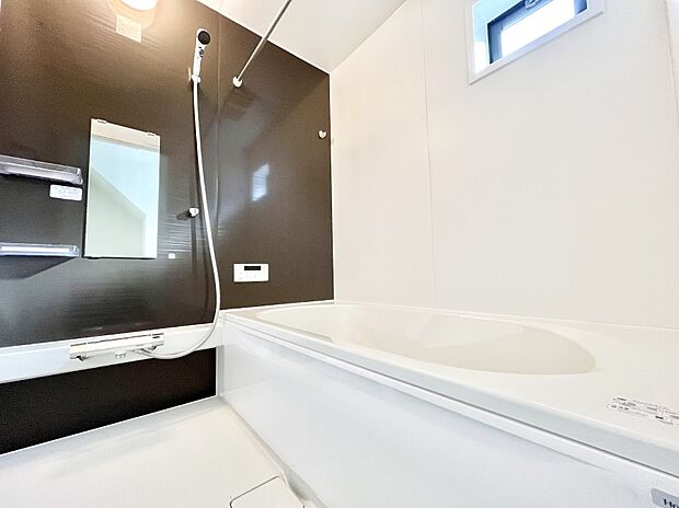 〜Bath Room〜　落ち着いた雰囲気の浴室で明日に向けてリフレッシュ。浴室乾燥機能も付いているので隣の洗濯機置き場で洗い上がった洗濯物を、雨の日も天気を気にせず乾燥させることも可能です。
