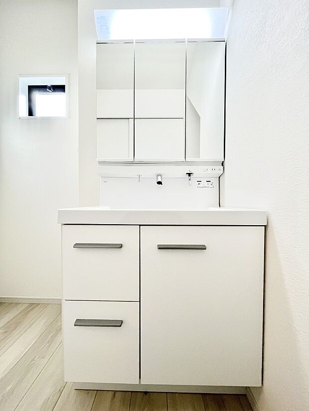 〜Dressing Room〜  清潔感溢れる色合いで統一されていると、スッキリと整った印象をうけます。  鏡の裏にはたっぷりと収納スペースを標準装備！  水廻りは、シンプルかつ機能性を重視して。