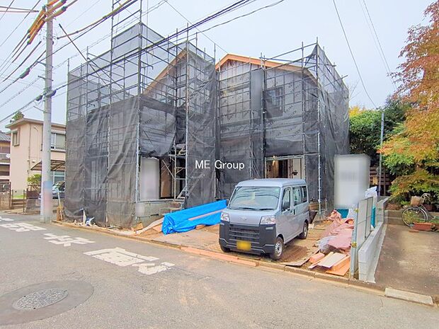 〜Exterior〜 駐車場2台置けます!(車種による)自転車置き場や物置場として、お子様の遊ぶスペースとして、ゆとりある敷地だからこそ可能な多用途にご利用いただけるスペースです。