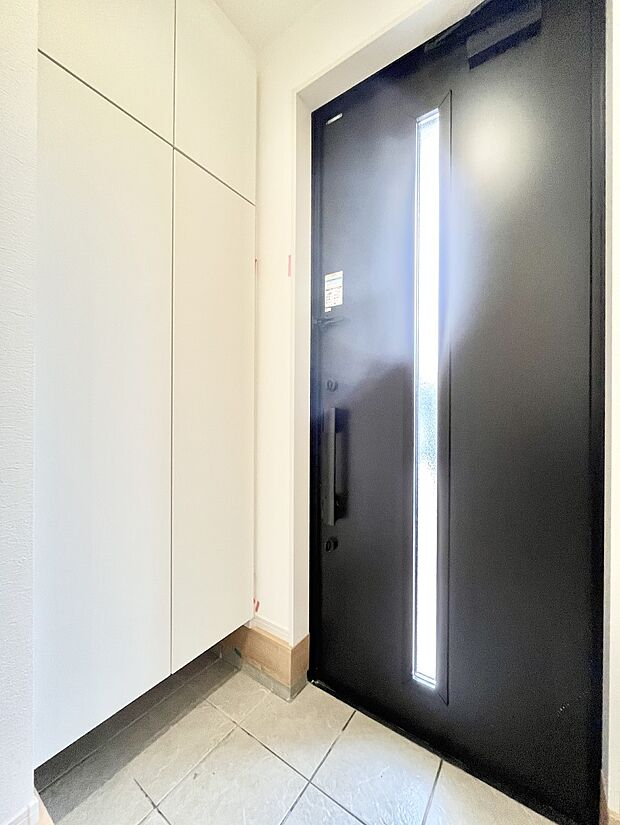 ◆1号棟◆~Entrance~ 家の中でお客様を迎える最初の場所である玄関は、家の印象そのものです!豊富な玄関収納で、常に綺麗に保つことが出来ます♪玄関にはたっぷり収納の下駄箱を完備!