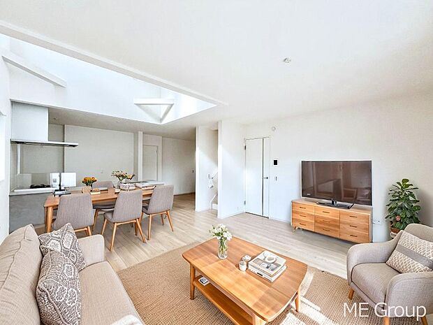 ◆1号棟◆〜Living〜　家族の会話や笑顔が行き交うリビングです。大きなソファやダイニングテーブルでゆったり食事をしたりくつろぎたい♪そんな夢が叶えられる空間です！※家具はCGです