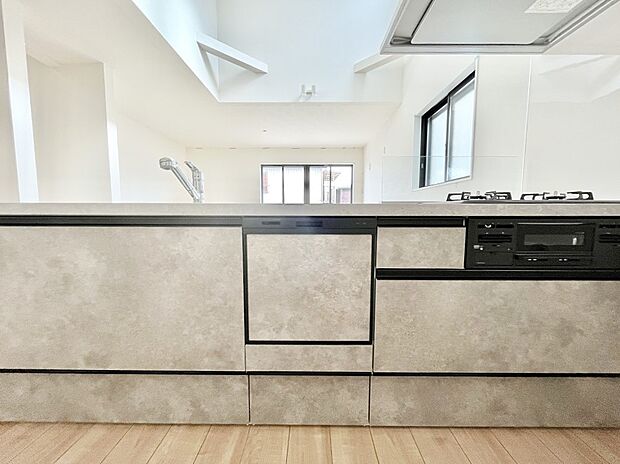 ◆1号棟◆〜Kitchen〜　会話が弾むリビング、料理が愉しくなるキッチン。家は、ただ生活する場ではなく、暮らしを愉しく、快適にする場所。笑顔の毎日、安らぎの日々のために、最新の設備・仕様を採用。