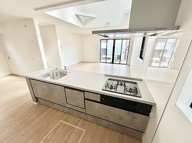 ◆1号棟◆～Kitchen～　「さぁ今日は何を作ろう」こんなキッチンなら思いっきり料理ができちゃいます。キッチンからはリビングが一望できます。家族がつながるお家がここにございます。