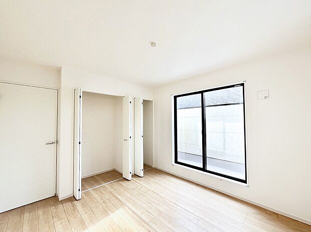 ◆1号棟◆〜Bed Room〜  全居室には収納クローゼットを完備！普段使いのお洋服や小物はもちろん、季節物のお洋服などもしっかりと整理整頓おしまい頂けます。  居室空間を広く使用できますね。