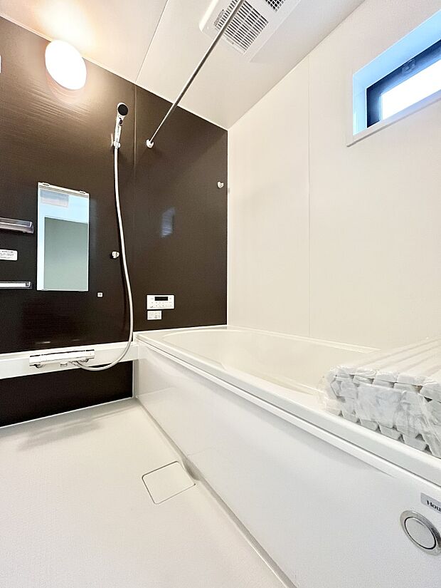 ◆1号棟◆〜Bath Room〜　落ち着いた雰囲気の浴室で明日に向けてリフレッシュ。浴室乾燥機能も付いているので隣の洗濯機置き場で洗い上がった洗濯物を、雨の日も天気を気にせず乾燥させることも可能です。
