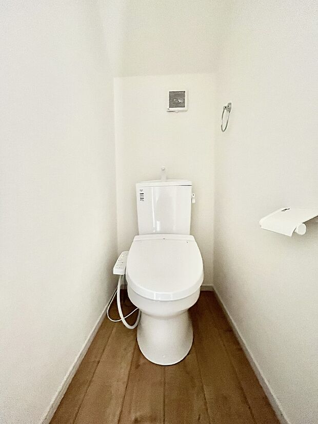 ◆1号棟◆~Toilet~ 綺麗・スッキリ・快適なウォシュレット付トイレでくつろげる空間です。トイレは毎日使わざるを得ないもの。いつも清潔を保ちたいですね。トイレが2ヶ所あるので朝の混雑時に便利です!