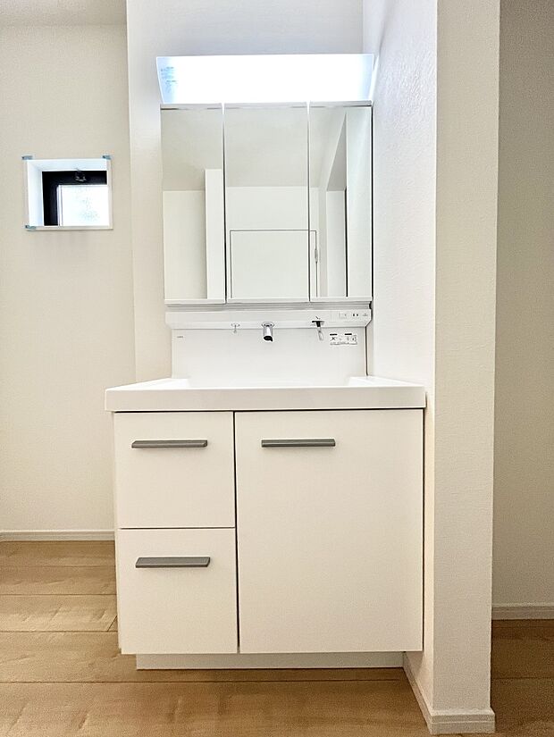 ◆1号棟◆～Dressing Room～　十分な大きさの洗面台は収納もさる事ながら、身だしなみチェックや歯磨きなど、朝の慌ただしい時間でもホテルライクなスペースで余裕とゆとりを感じて頂けます。