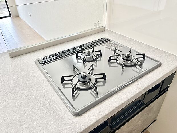 ◆1号棟◆ガスコンロはＳｉセンサー搭載。火力調節や焦げ付き・消し忘れも防いでくれます。