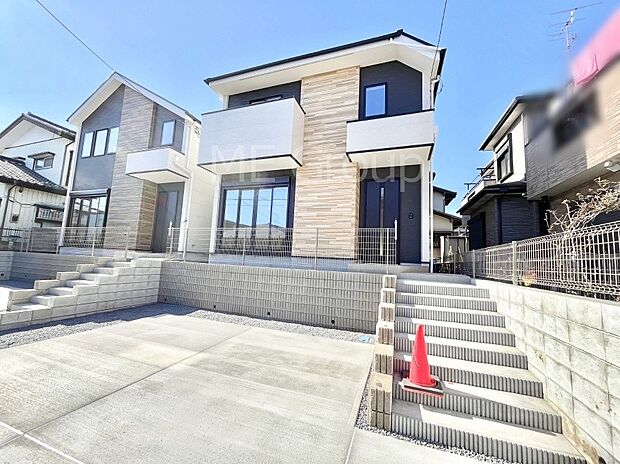 開放感あふれる吹抜を採用した広々リビングで家族団らんが楽しめるマイホーム！