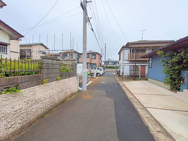 〜Exterior〜　前面道路は閑静な住宅地をはしる車通りの少ない道路。駐車の出し入れもらくらくです！ご不明点・現地見学のご希望は、お気軽にお問い合わせください！