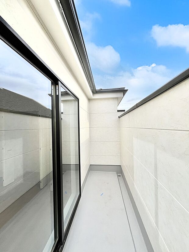 ◆1号棟◆~Balcony~ バルコニーは温かい陽がさしこみ、お布団や洗濯物を気持ちよく干すことができます。 使いやすく開放的なバルコニーです♪陽ざしがたっぷり降り注ぐ、バルコニー付き住まい。