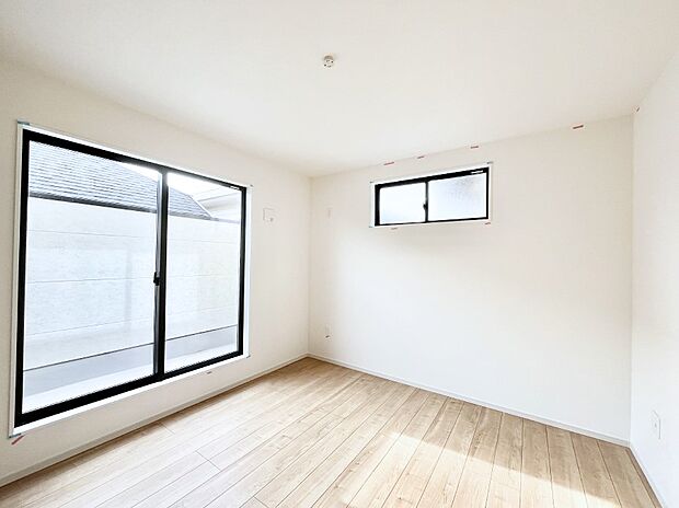 ◆1号棟◆〜Bed Room〜　2面採光を確保した明るい室内は、風通しも良く、大変居心地の良い空間となっております。爽やかな風を感じて起きる朝は、快適生活の始まりに！日当たりや通風がとても良い住まい♪