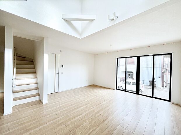 ◆1号棟◆~Living~ リビングに階段のある間取りです♪家族のコミュニケーションがスムーズに取れますね♪ゆとりある暮らしと心地よい住環境が紡ぐ贅沢な時間をご家族みんなでお過ごし下さい。