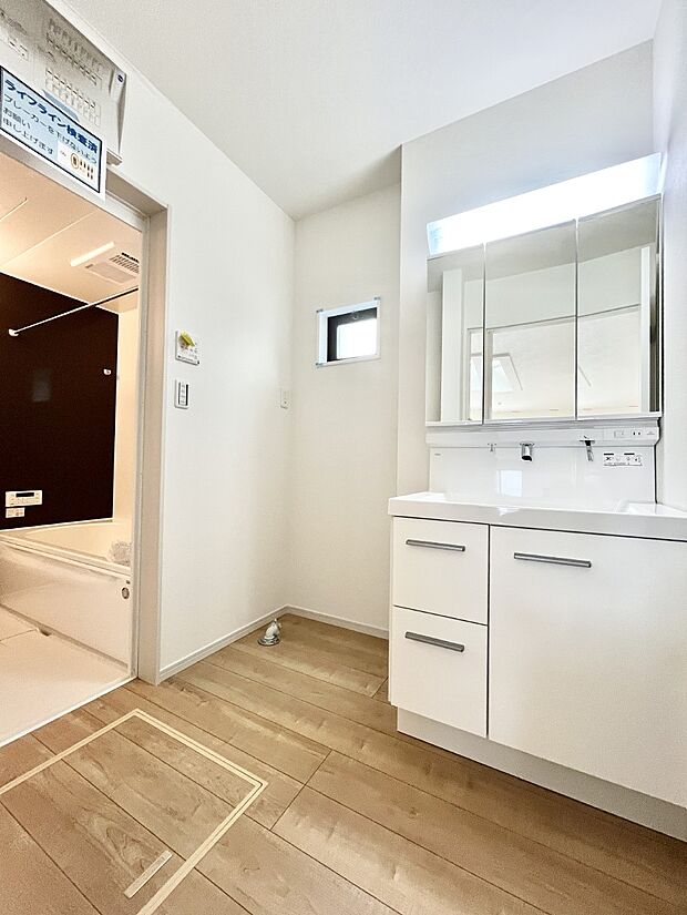 ◆1号棟◆～Dressing Room～　暗くなりがちな洗面所も窓があると採光と換気が可能なので気持ちよくお使い頂けます。三面鏡タイプの洗面台は鏡裏収納で散らかりがちな洗面所もスッキリ♪