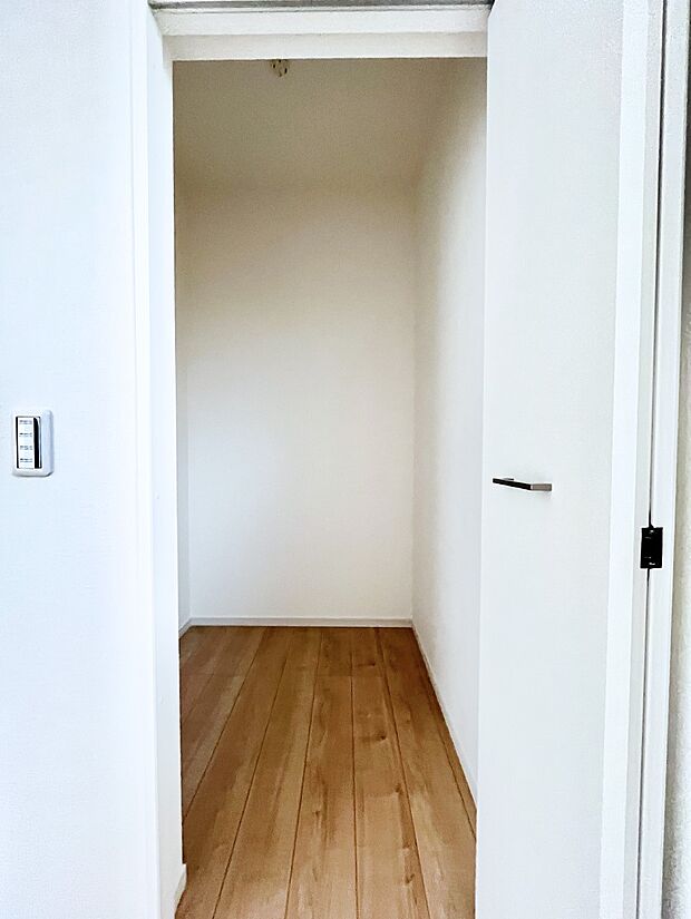 ◆1号棟◆~Walk-in Closet~ たくさんの洋服をかけてもシワになりにくいウォークインクローゼット。洋服以外にも、普段使わない家電やスーツケース、ストック品など何でも片付く嬉しい空間です。