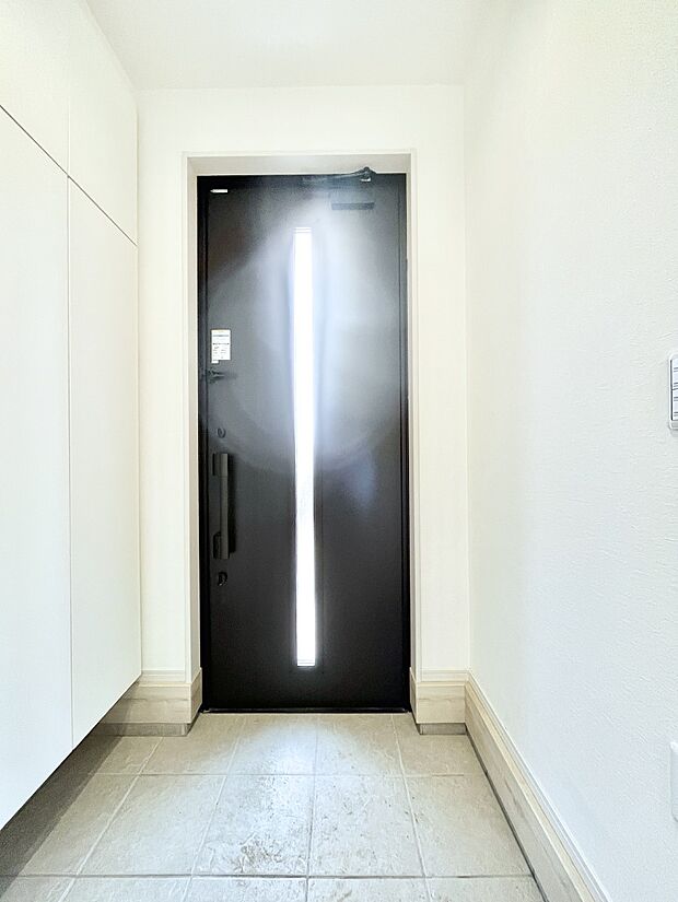 ◆2号棟◆〜Entrance〜　家の中でお客様を迎える最初の場所である玄関は、家の印象そのものです！豊富な玄関収納で、常に綺麗に保つことが出来ます♪玄関にはたっぷり収納の下駄箱を完備！