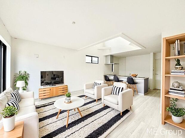 ◆2号棟◆〜Living〜　家族の会話や笑顔が行き交うリビングです。大きなソファやダイニングテーブルでゆったり食事をしたりくつろぎたい♪そんな夢が叶えられる空間です！※家具はCGです  