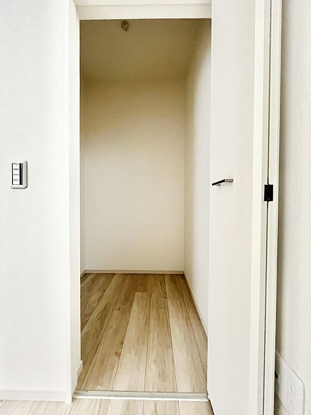 ◆2号棟◆〜Walk-in Closet〜　たくさんの洋服をかけてもシワになりにくいウォークインクローゼット。洋服以外にも、普段使わない家電やスーツケース、ストック品など何でも片付く嬉しい空間です。