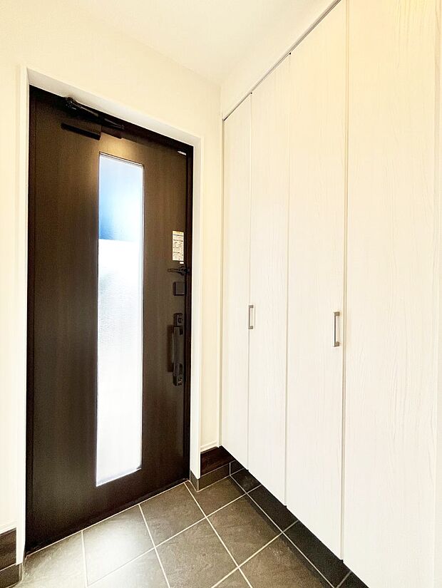 ◆1号棟◆〜Entrance〜　家の中でお客様を迎える最初の場所である玄関は、家の印象そのものです！豊富な玄関収納で、常に綺麗に保つことが出来ます♪玄関にはたっぷり収納の下駄箱を完備！