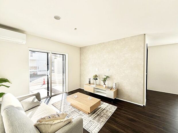 ◆1号棟◆〜Living〜 飽きの来ないシンプルでおしゃれなLDK。大きな窓から日差しが差し込むので室内も明るく、家族の憩いの場としてピッタリです。開放感と日当たりの良さを是非ご覧ください!