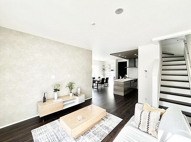 ◆1号棟◆〜Living〜 リビングに階段のある間取りです♪家族のコミュニケーションがスムーズに取れますね♪ゆとりある暮らしと心地よい住環境が紡ぐ贅沢な時間をご家族みんなでお過ごし下さい。