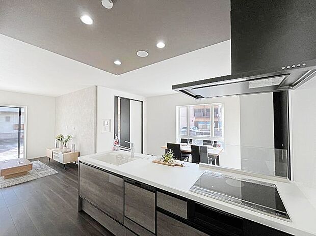 ◆1号棟◆~Kitchen~ 会話が弾むリビング、料理が愉しくなるキッチン。家は、ただ生活する場ではなく、暮らしを愉しく、快適にする場所。笑顔の毎日、安らぎの日々のために、最新の設備・仕様を採用。