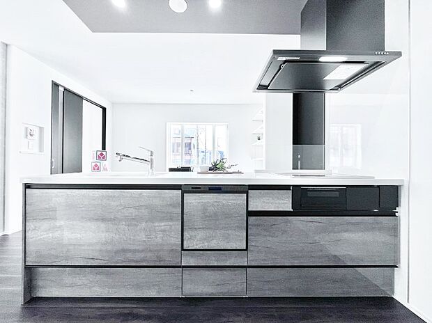 ◆1号棟◆〜Kitchen〜　会話が弾むリビング、料理が愉しくなるキッチン。家は、ただ生活する場ではなく、暮らしを愉しく、快適にする場所。笑顔の毎日、安らぎの日々のために、最新の設備・仕様を採用。