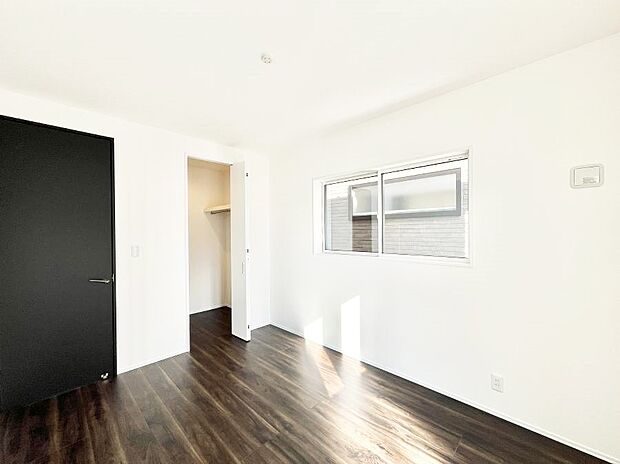 ◆1号棟◆〜Bed Room〜 「今日も一日お疲れ様」とご夫婦でゆったりくつろげる寝室。毎日の家事やお仕事に疲れた日はフカフカのベットで癒されてください。本棚をおいても快適な広さが自慢♪